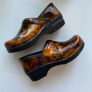 Dansko copper leaf patent leather clog - size 40 - 9.5M